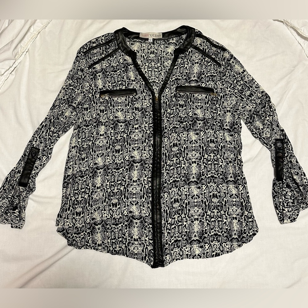 Women’s Guess black & white snake print zip up blouse size large